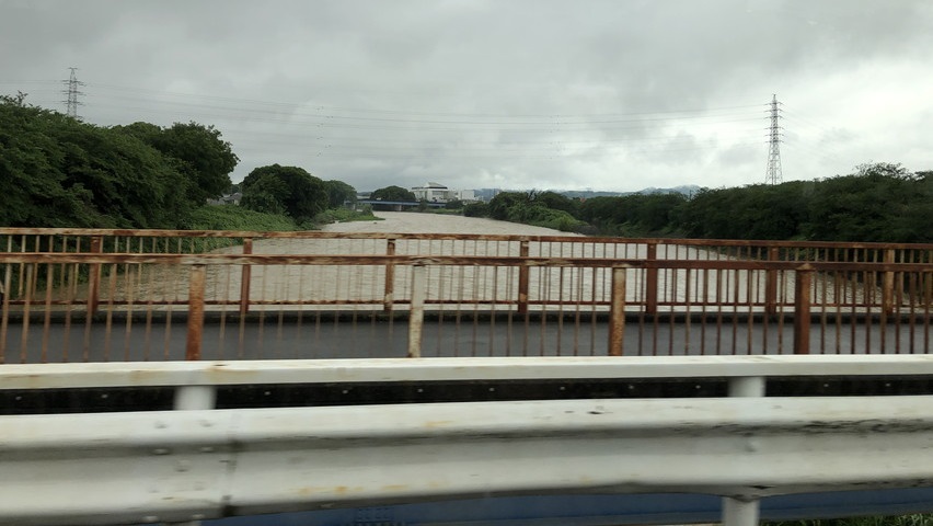 大雨で焼津市の河川があふれそうになっていた